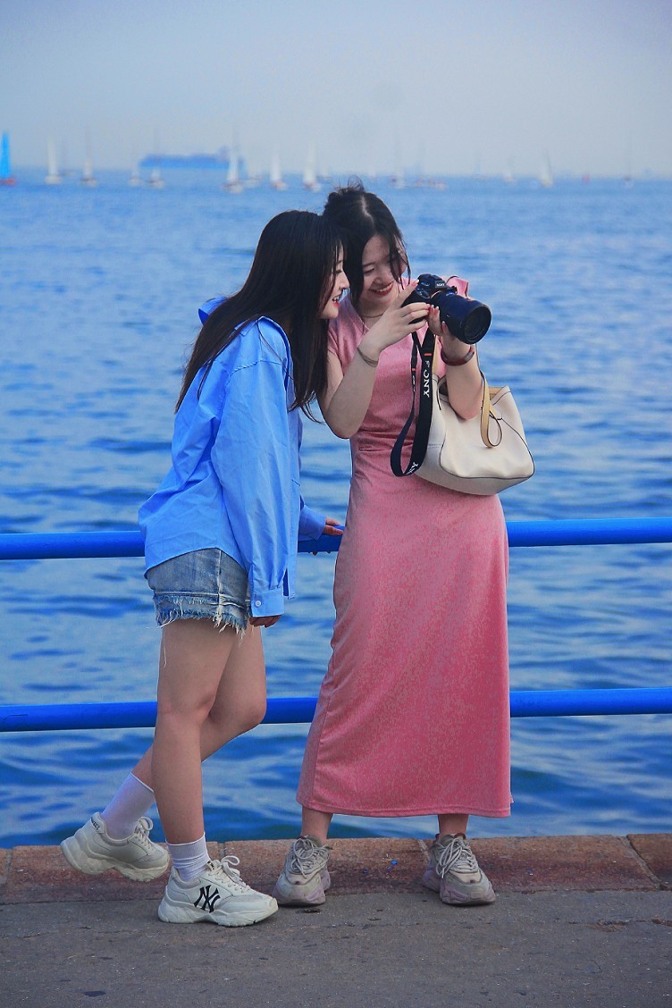 请假贴30张扫街抓拍片《风景，花草和妹子》上班族都上班了，该咱大爷出去溜达溜达了！