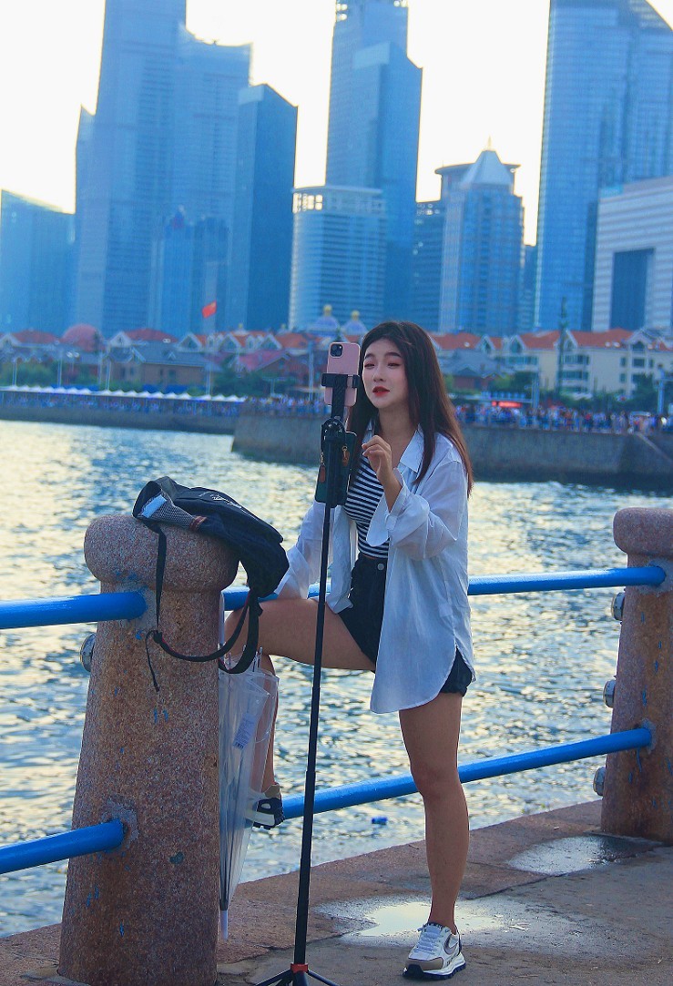 请假贴30张扫街抓拍片《风景，花草和妹子》上班族都上班了，该咱大爷出去溜达溜达了！