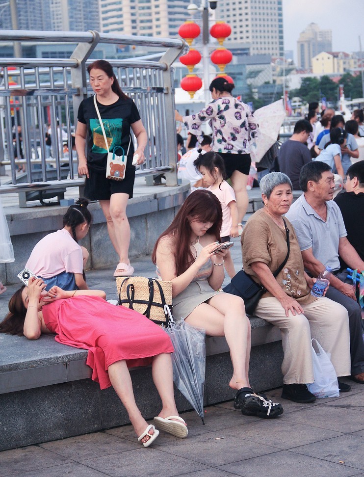 请假贴30张扫街抓拍片《风景，花草和妹子》上班族都上班了，该咱大爷出去溜达溜达了！