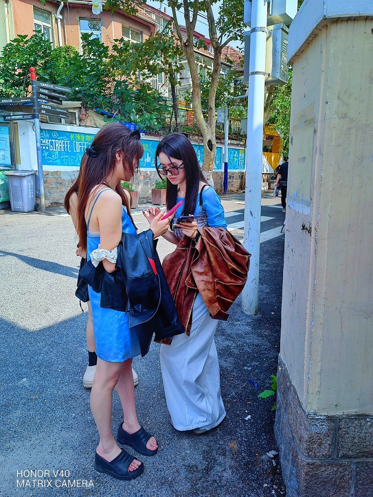 请假贴30张扫街抓拍片《风景，花草和妹子》上班族都上班了，该咱大爷出去溜达溜达了！