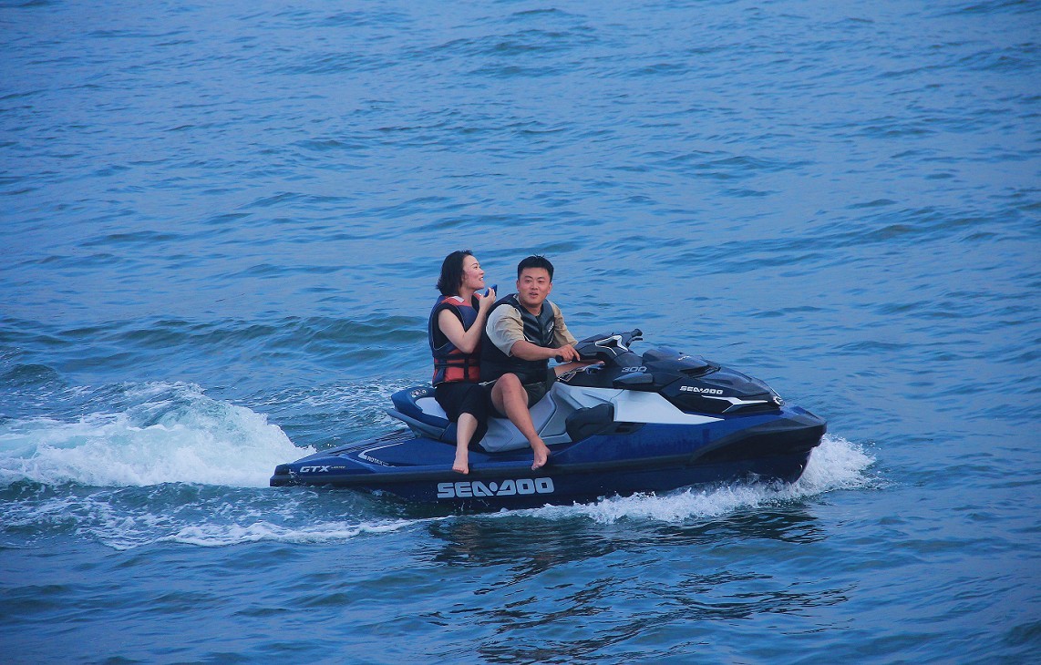 请假贴30张扫街抓拍片《风景，花草和妹子》上班族都上班了，该咱大爷出去溜达溜达了！