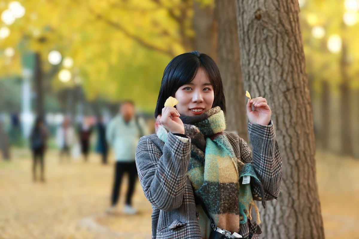 银杏树下的女孩