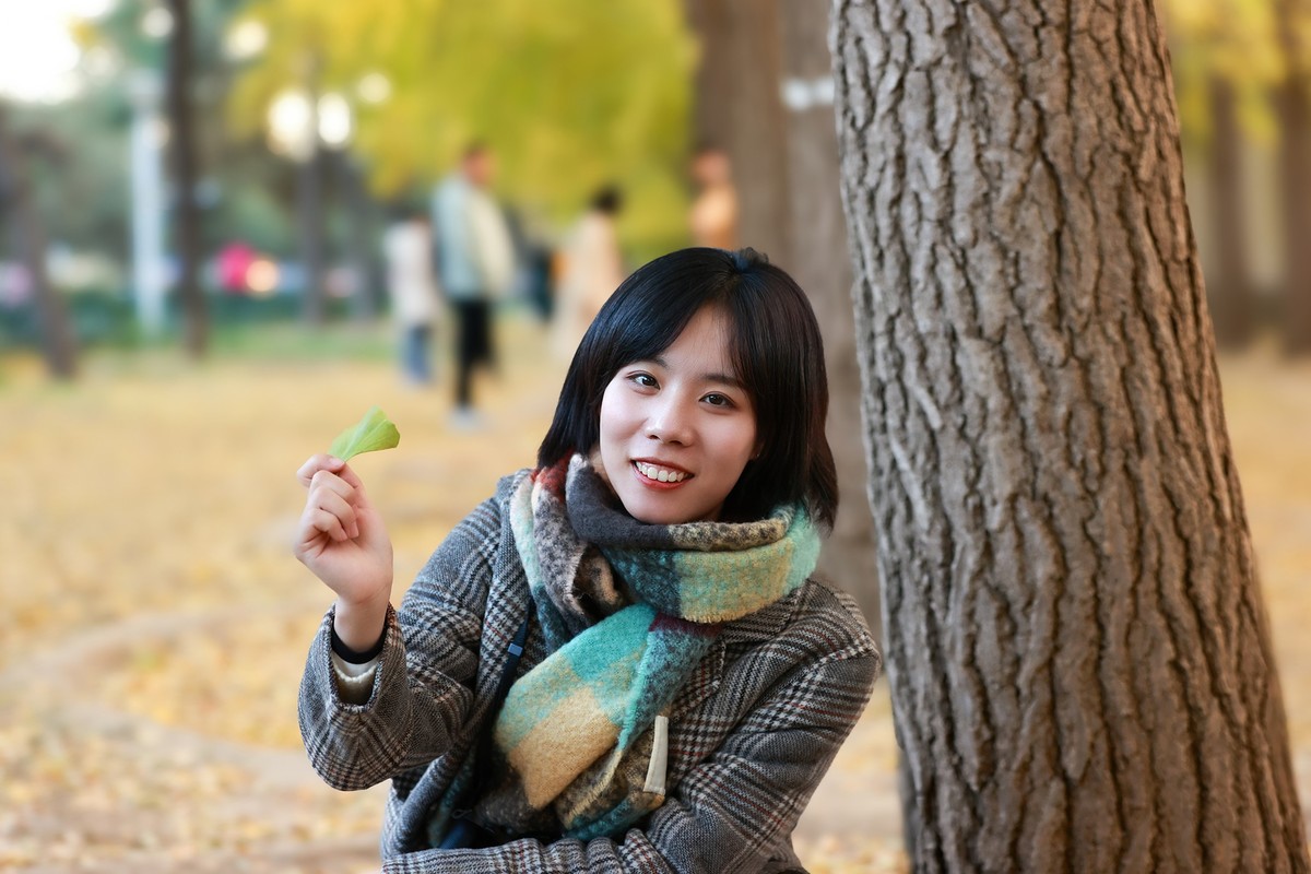 银杏树下的女孩