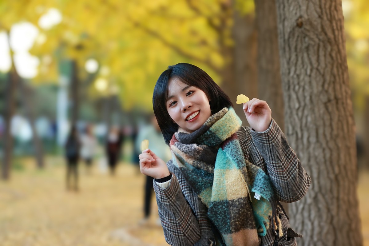 银杏树下的女孩