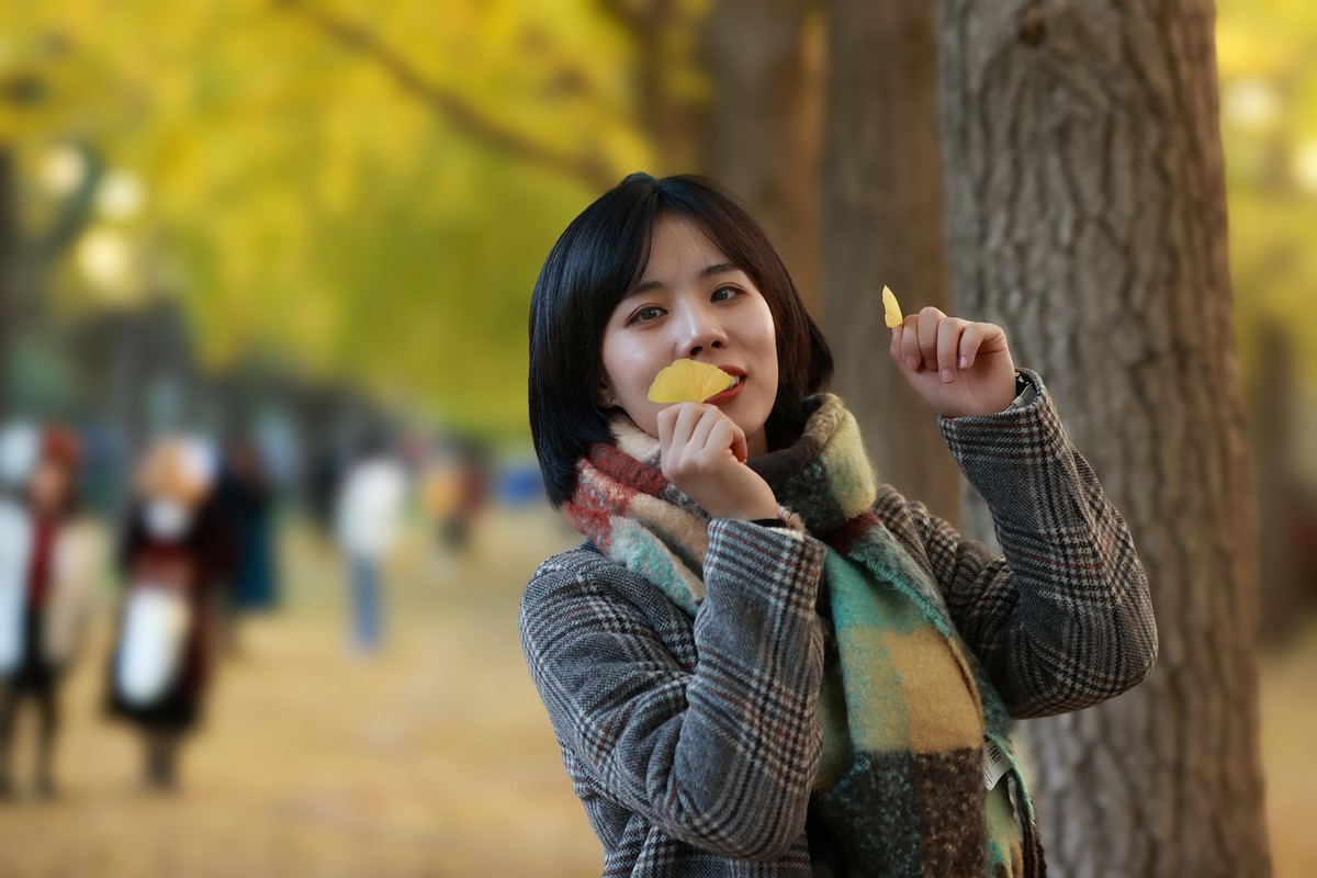 银杏树下的女孩