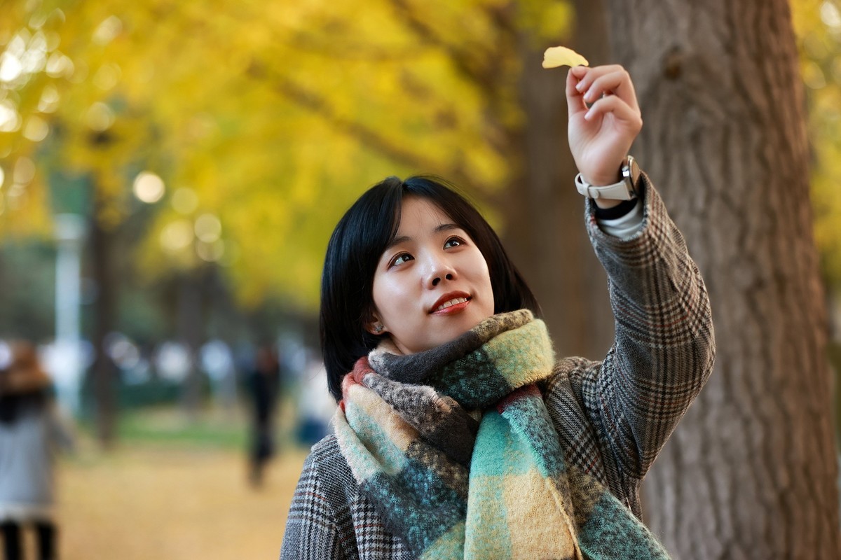 银杏树下的女孩