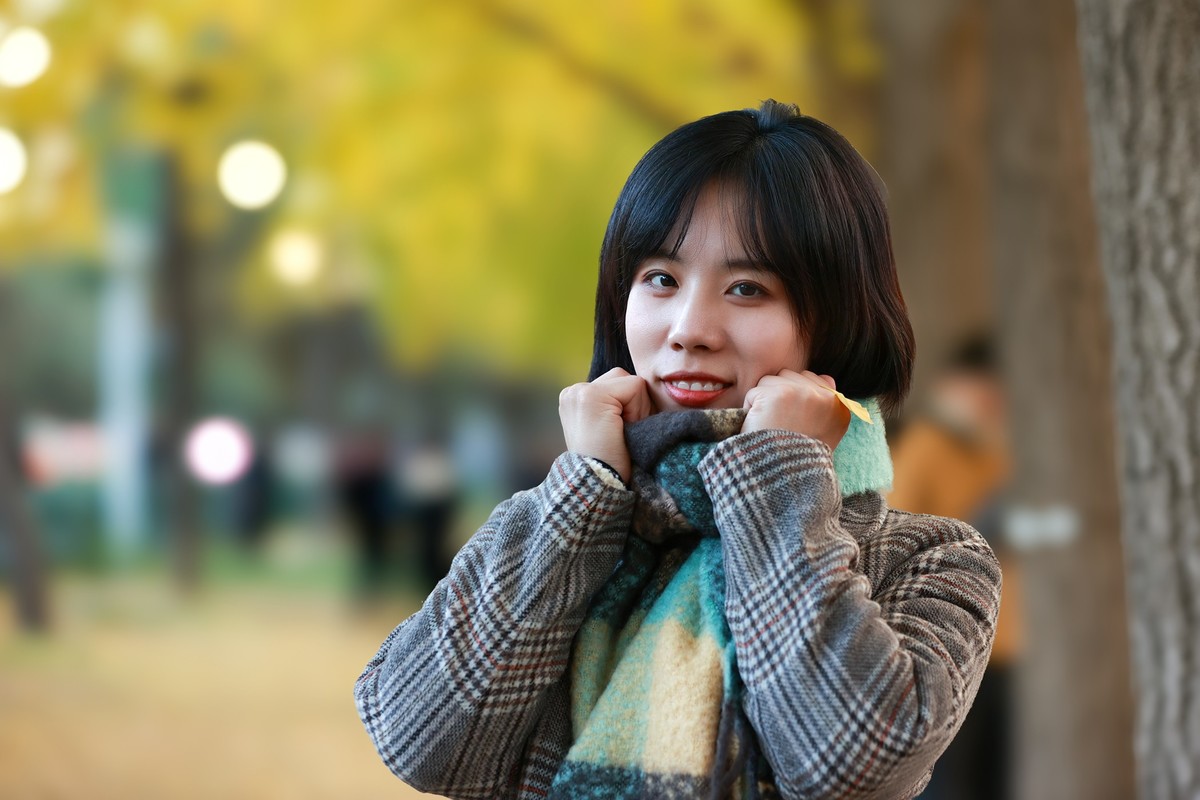 银杏树下的女孩