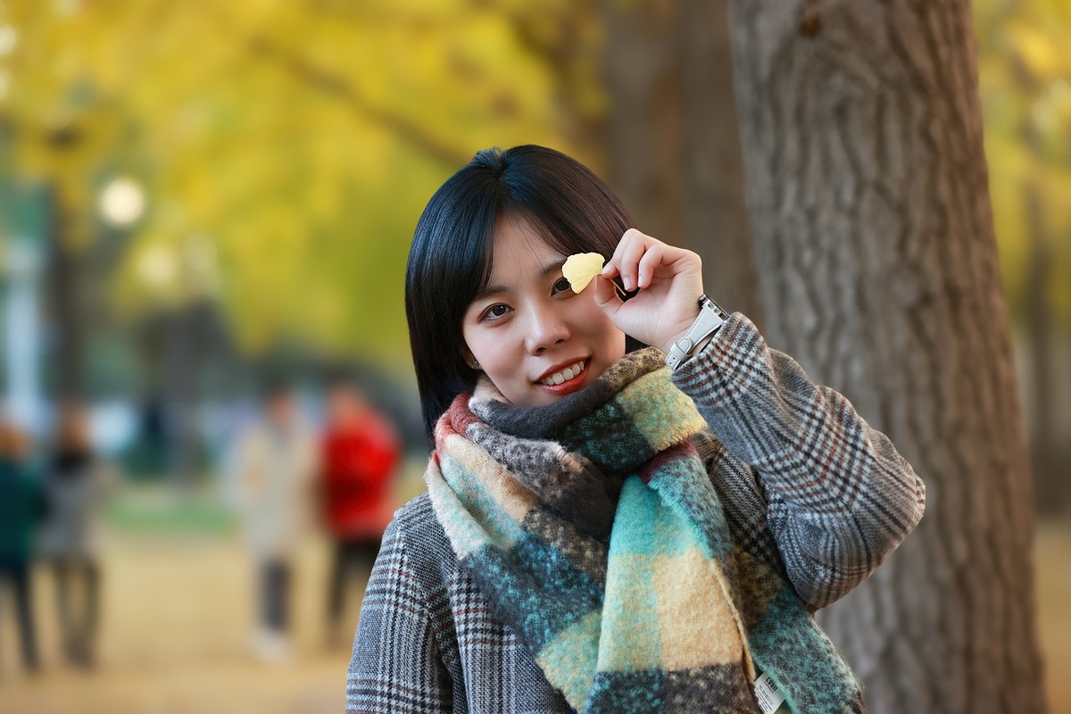 银杏树下的女孩