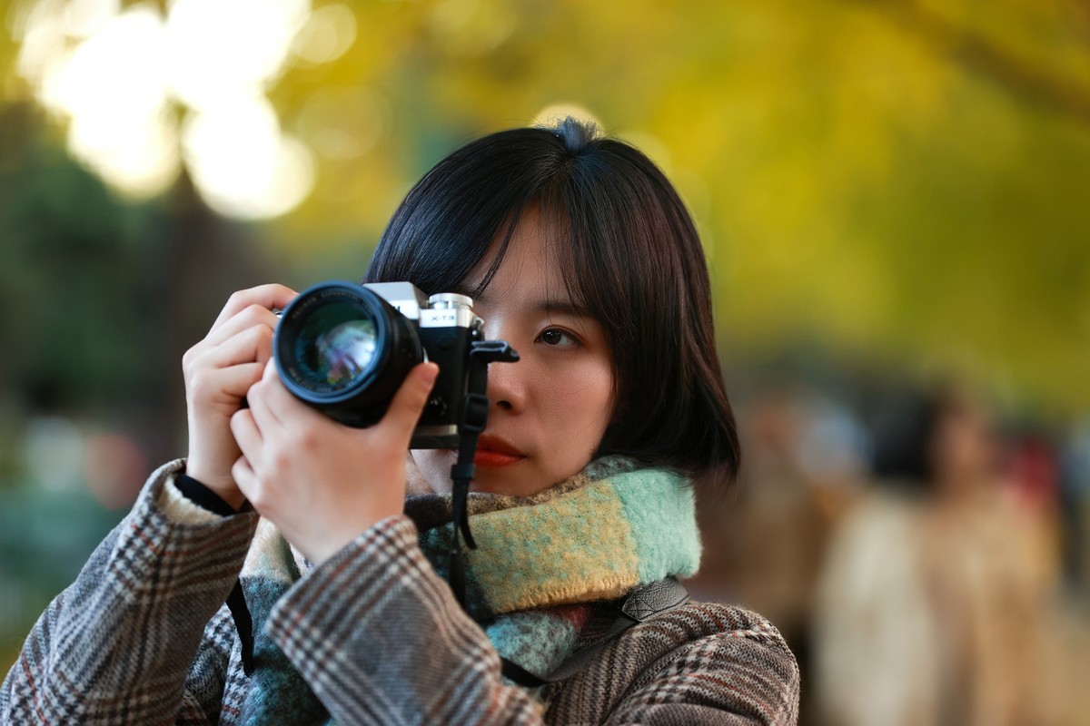 银杏树下的女孩