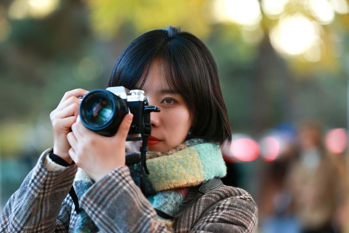 银杏树下的女孩
