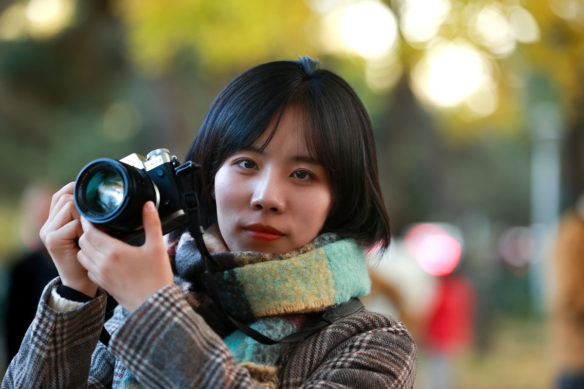 银杏树下的女孩