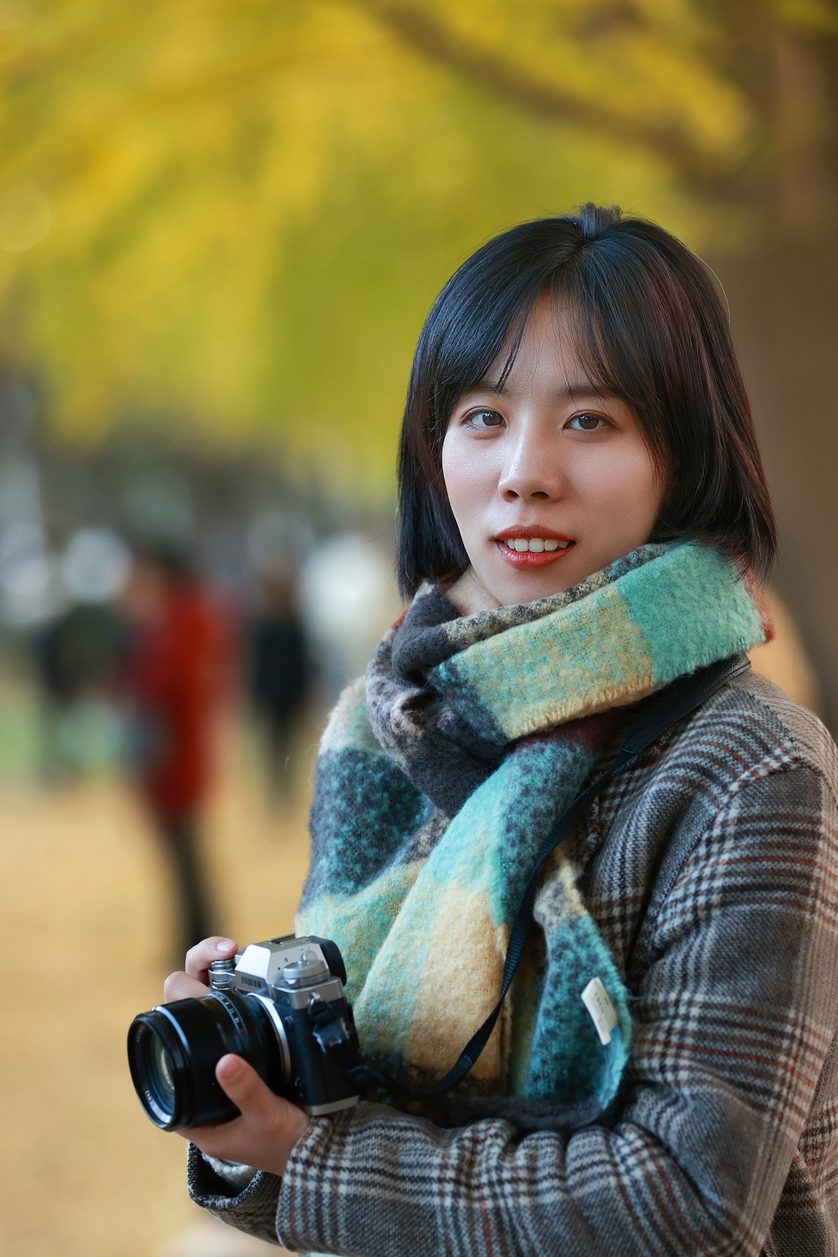 银杏树下的女孩