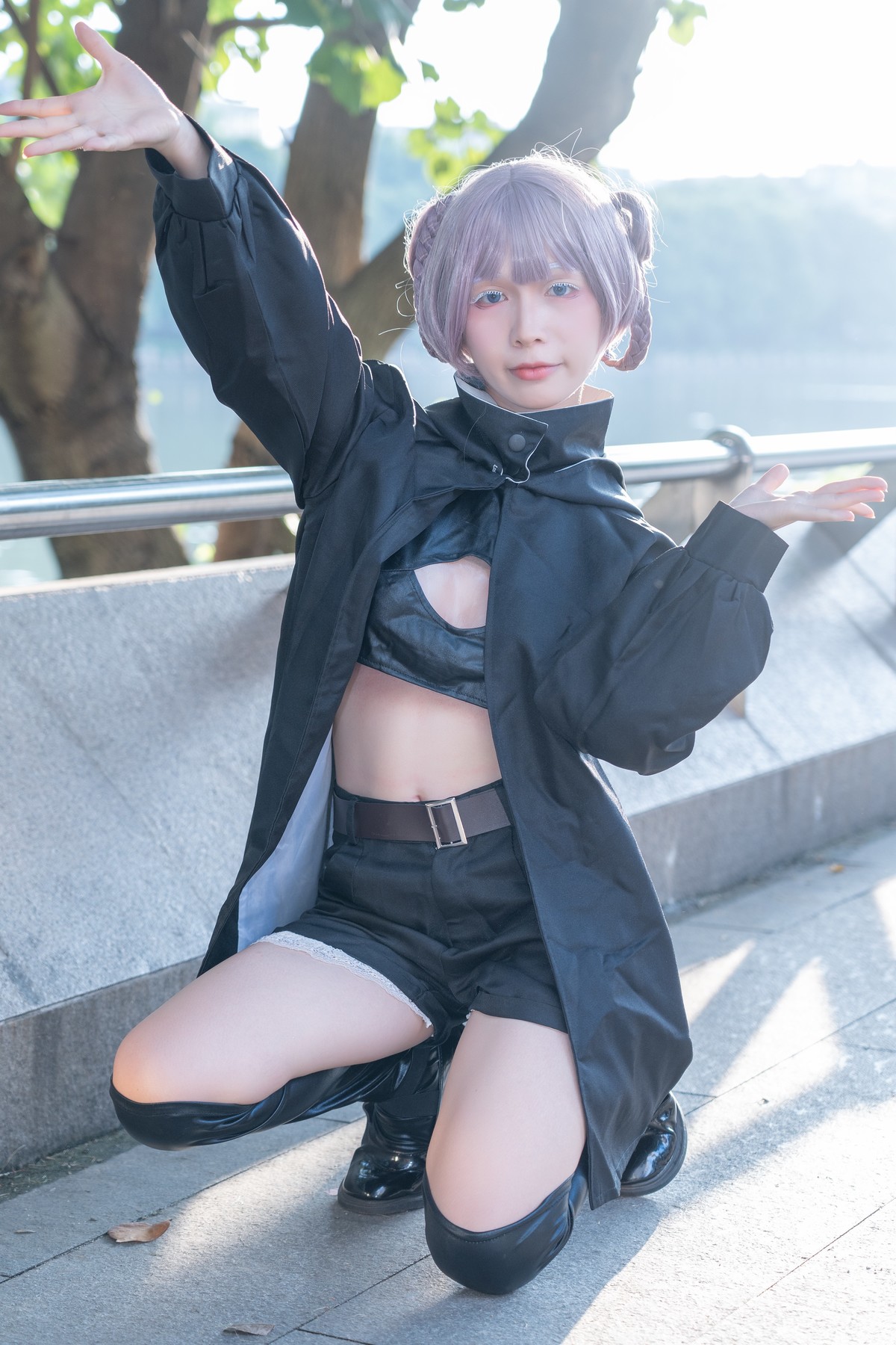 【面对世界来个手势】-阳光来得太猛烈了。