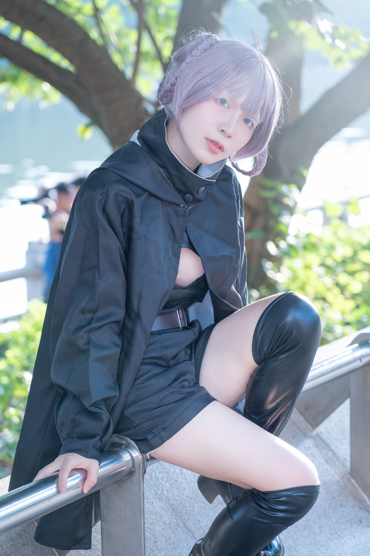 【面对世界来个手势】-阳光来得太猛烈了。