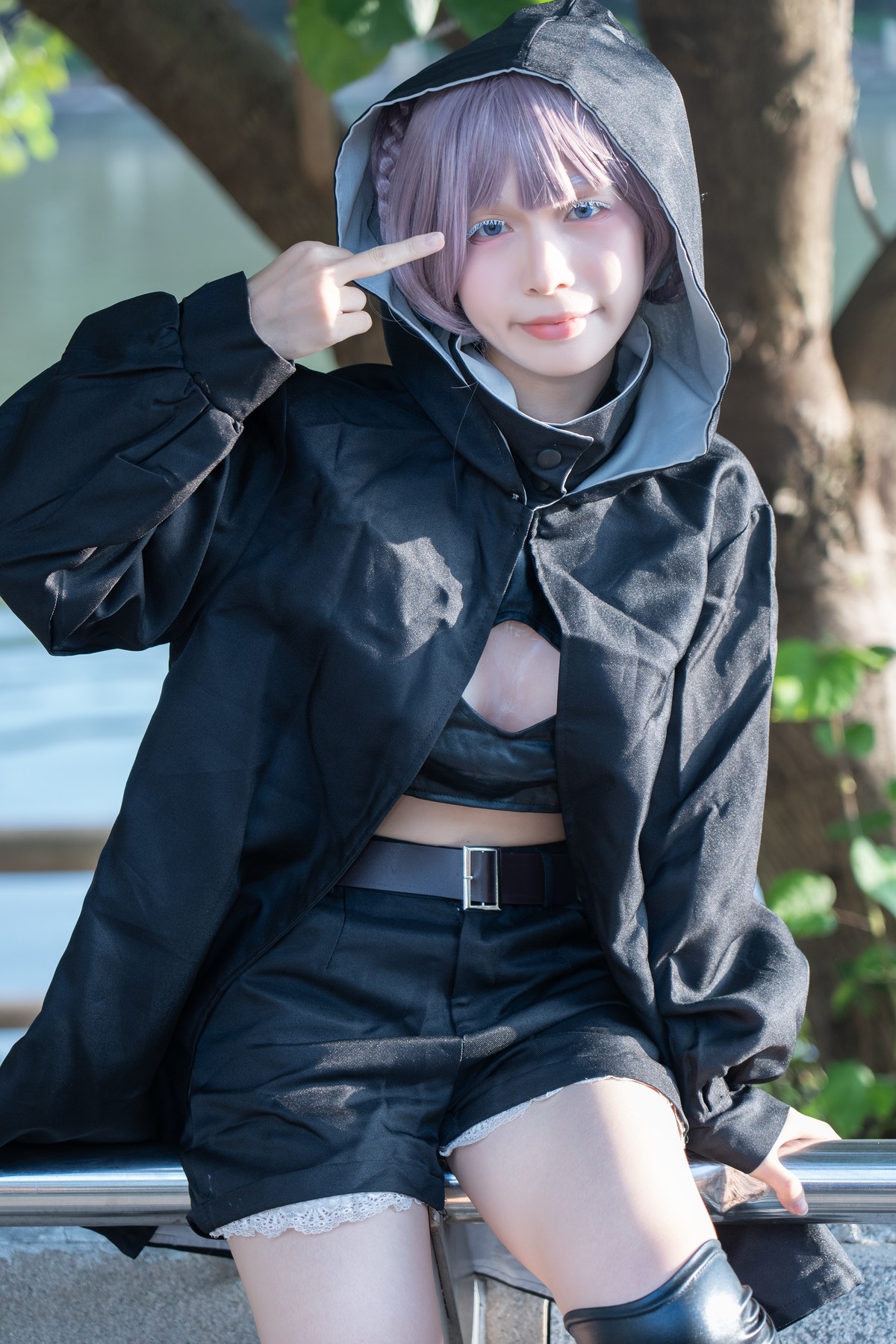 【面对世界来个手势】-阳光来得太猛烈了。