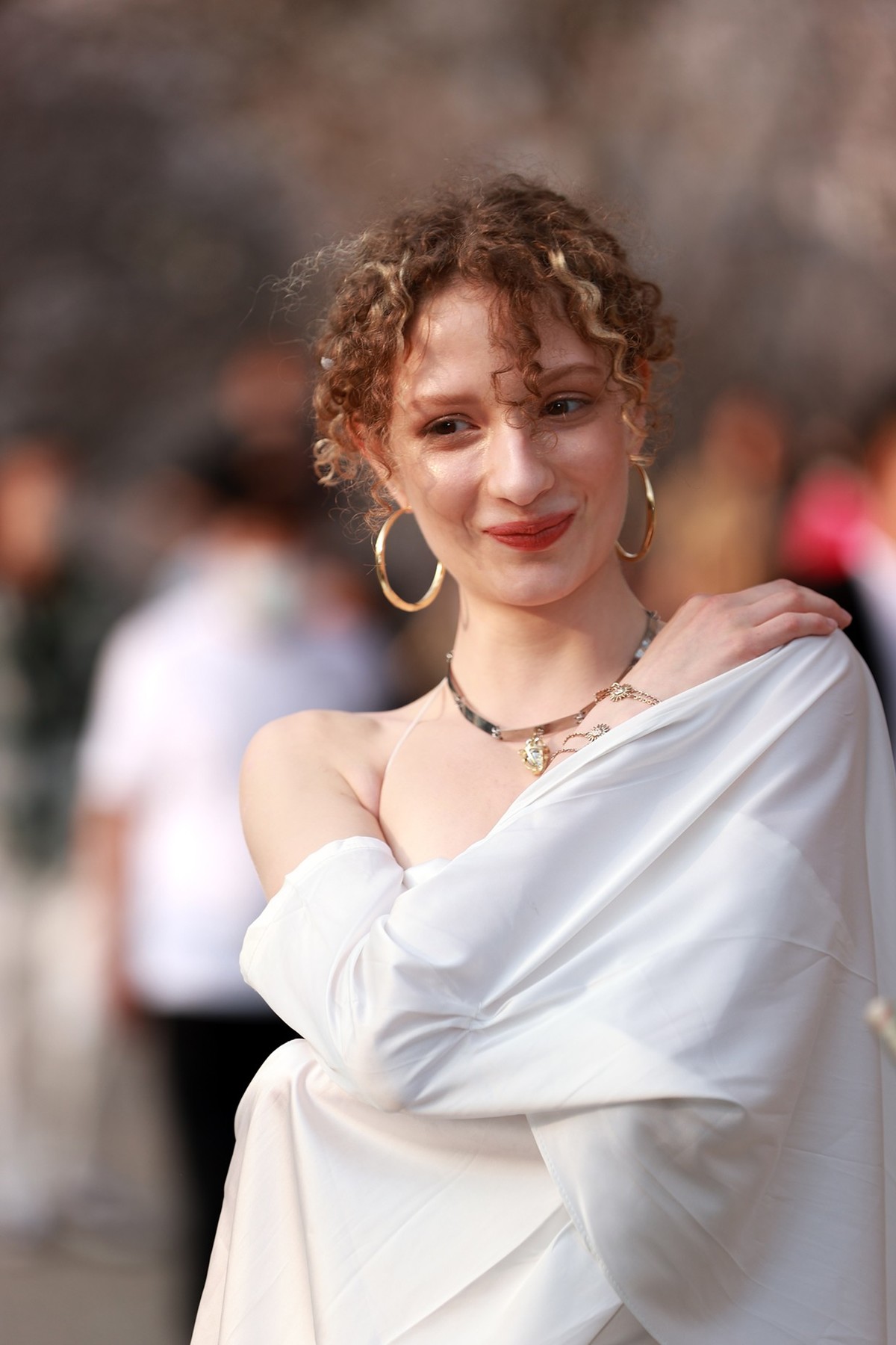 从抓拍到摆拍：有着九头身、略带忧伤的古典美外国女孩