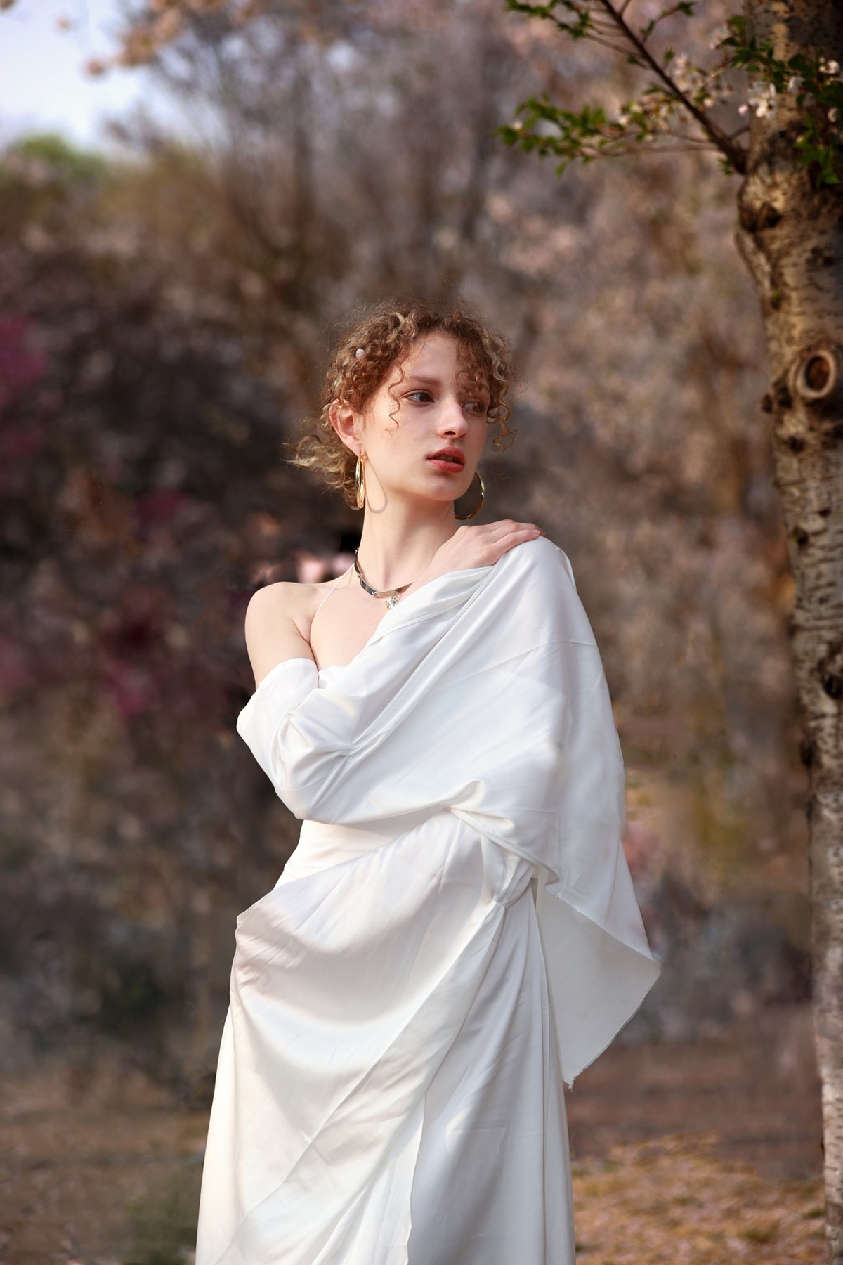 从抓拍到摆拍：有着九头身、略带忧伤的古典美外国女孩