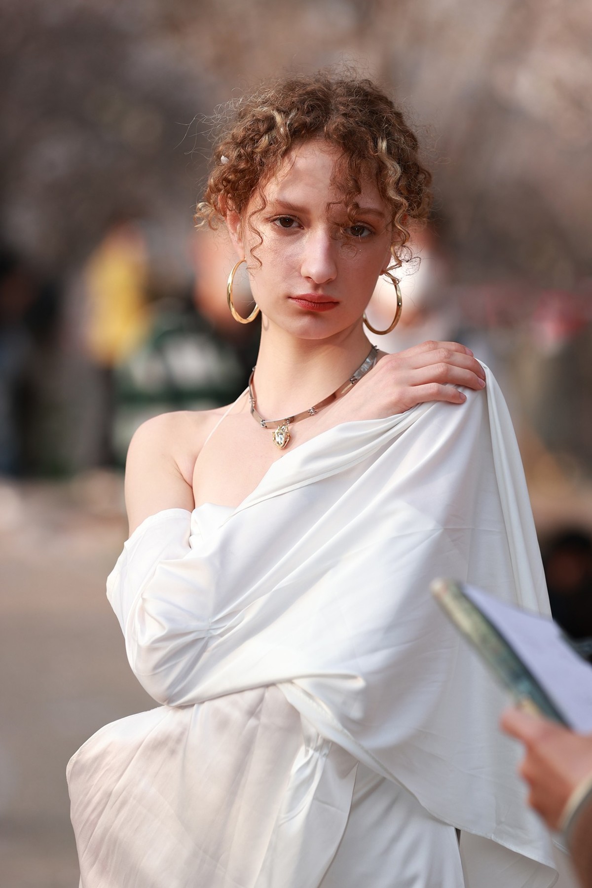 从抓拍到摆拍：有着九头身、略带忧伤的古典美外国女孩