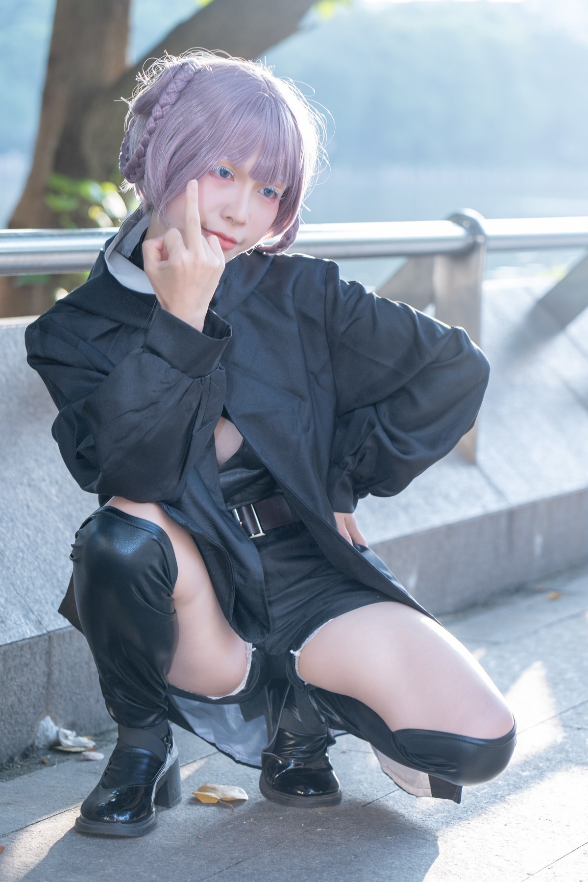 【面对世界来个手势】-阳光来得太猛烈了。