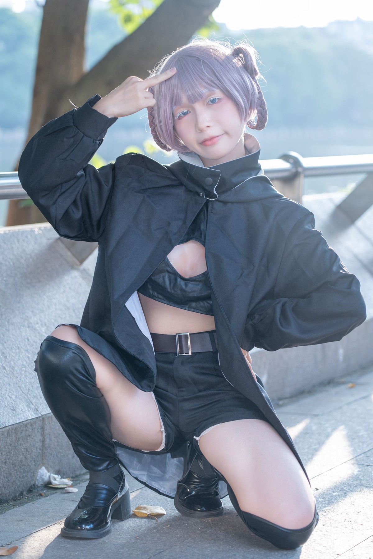 【面对世界来个手势】-阳光来得太猛烈了。