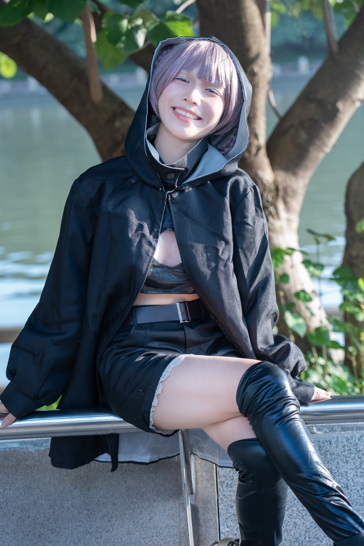 【面对世界来个手势】-阳光来得太猛烈了。