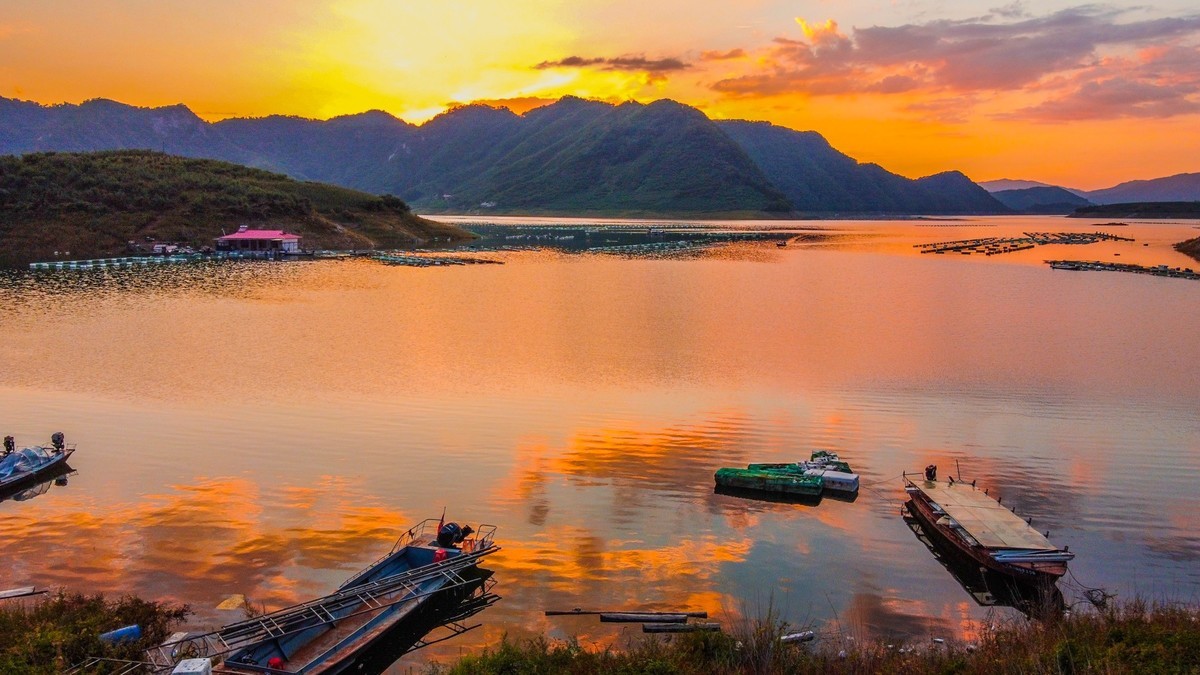 小韭菜沟（六）------水丰湖的落日时分