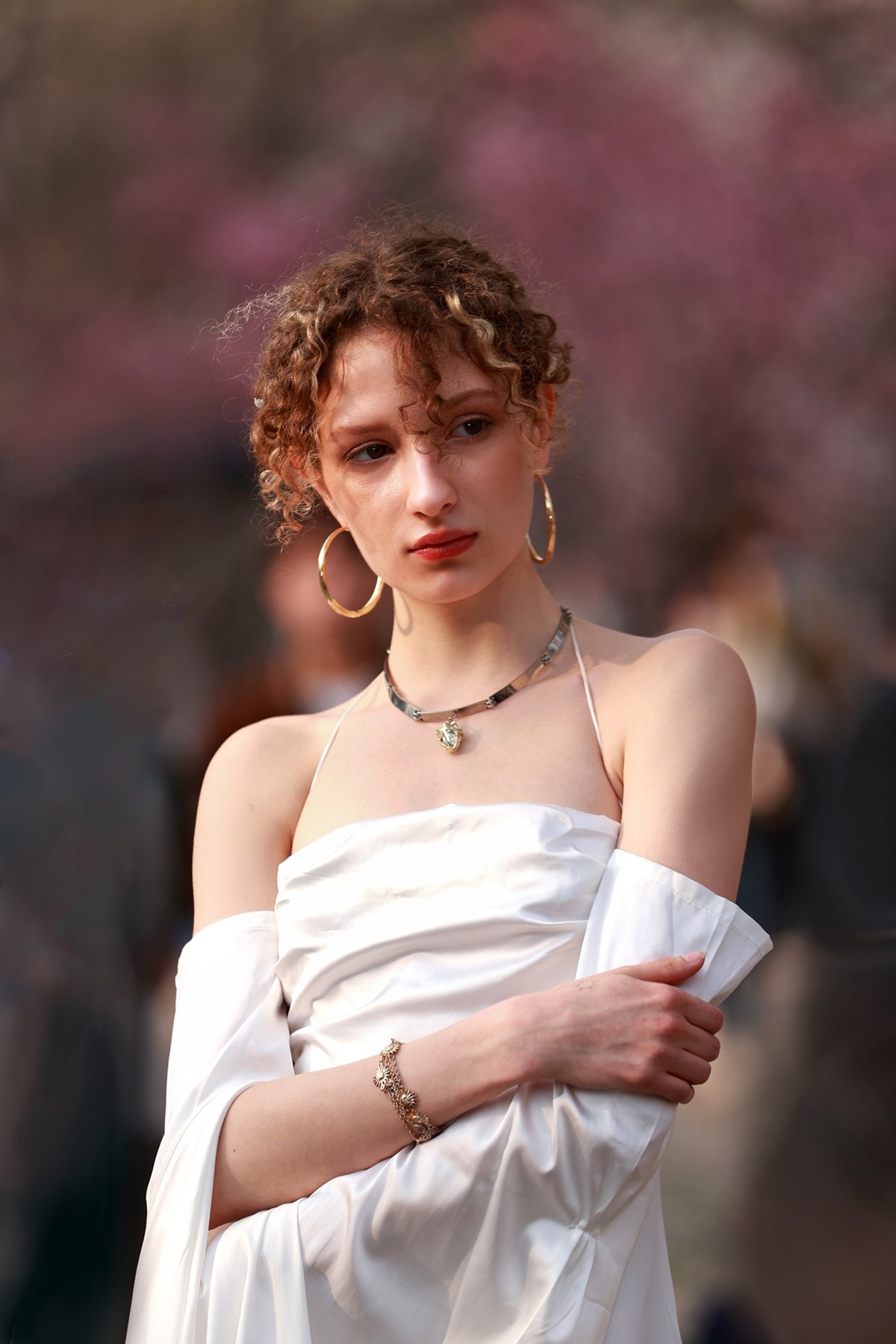 从抓拍到摆拍：有着九头身、略带忧伤的古典美外国女孩