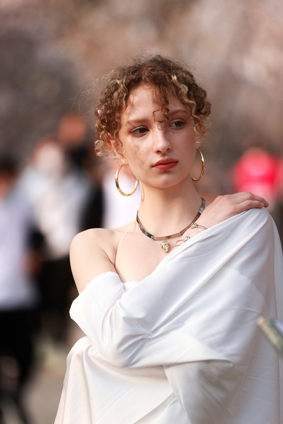 从抓拍到摆拍：有着九头身、略带忧伤的古典美外国女孩