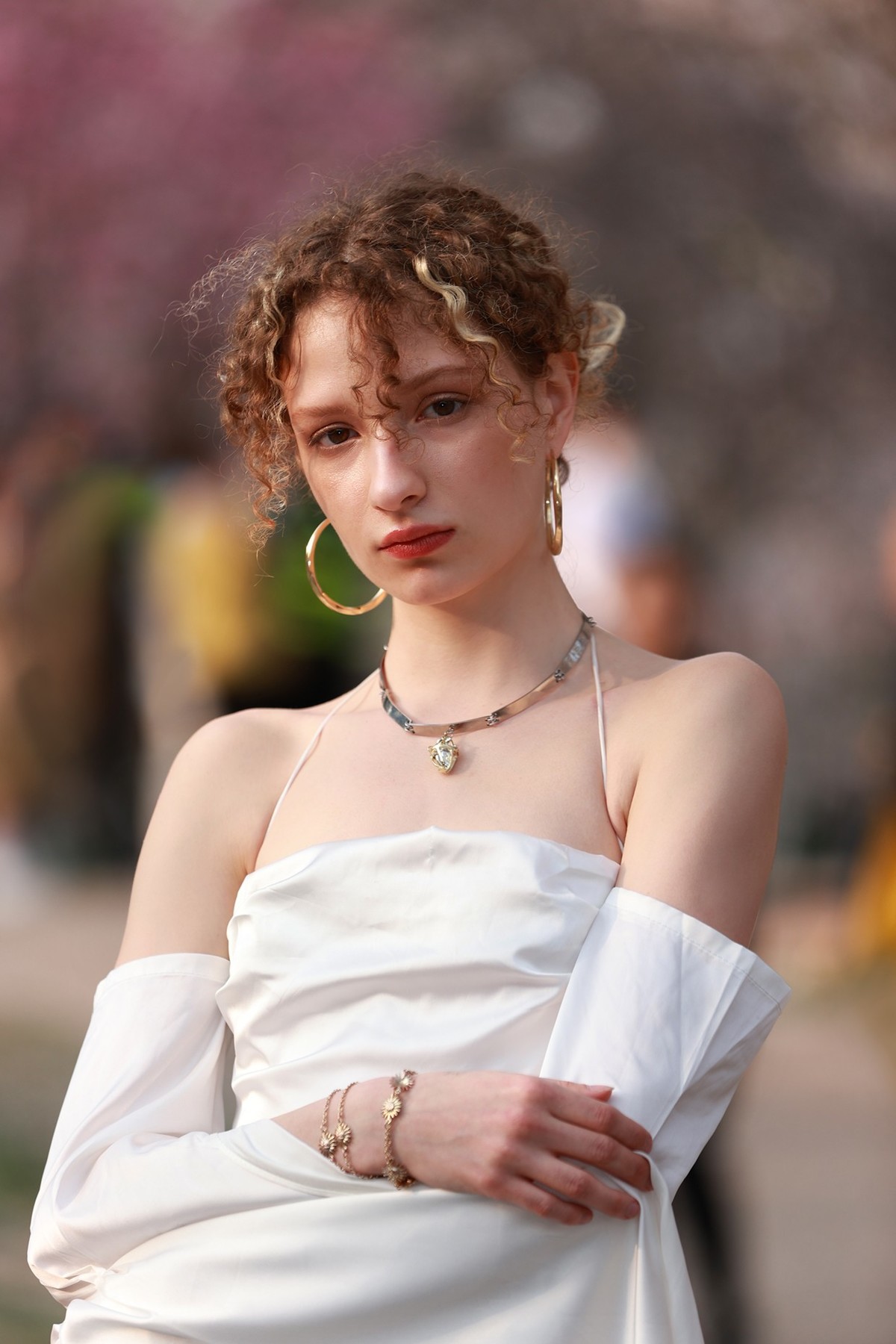 从抓拍到摆拍：有着九头身、略带忧伤的古典美外国女孩