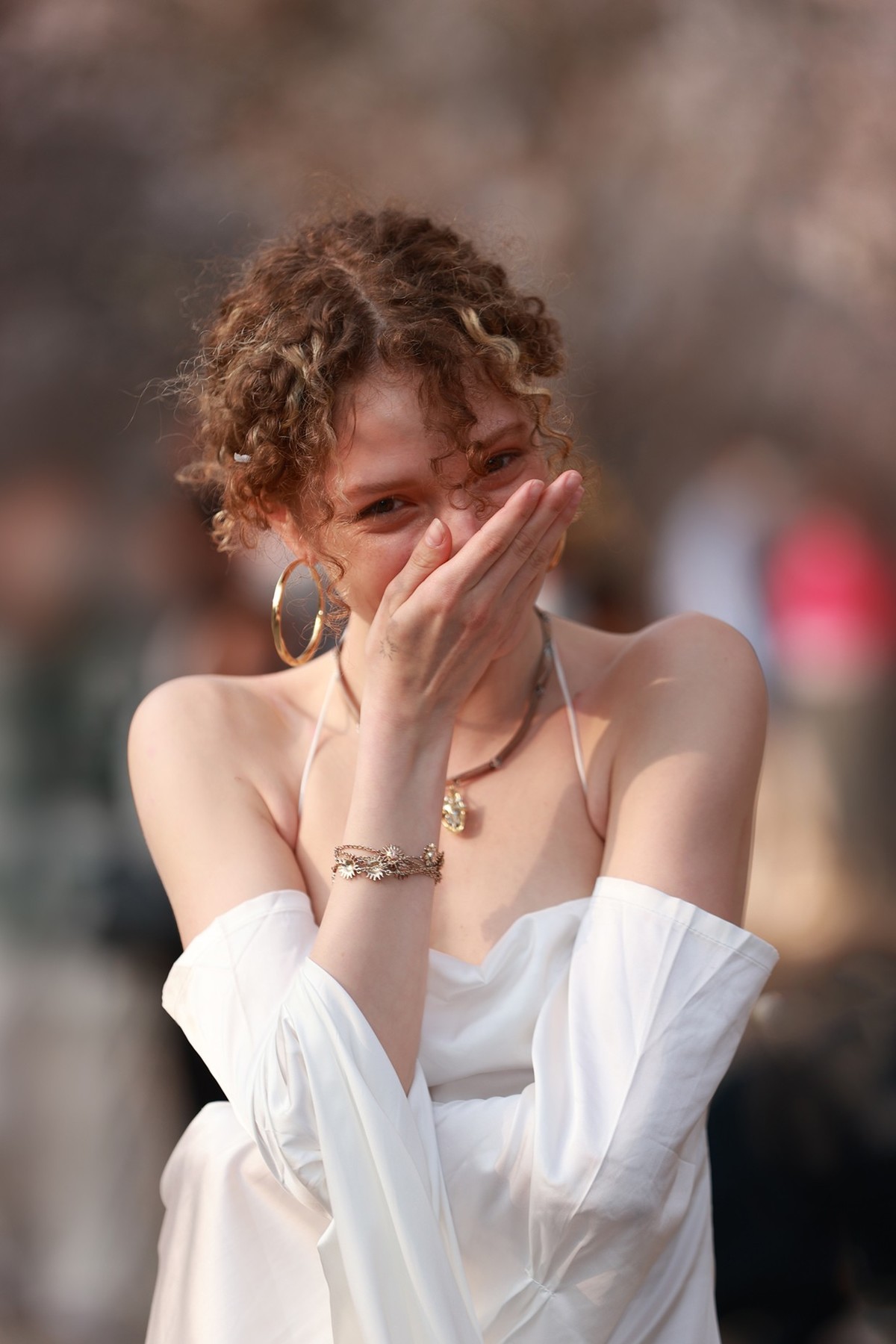 从抓拍到摆拍：有着九头身、略带忧伤的古典美外国女孩