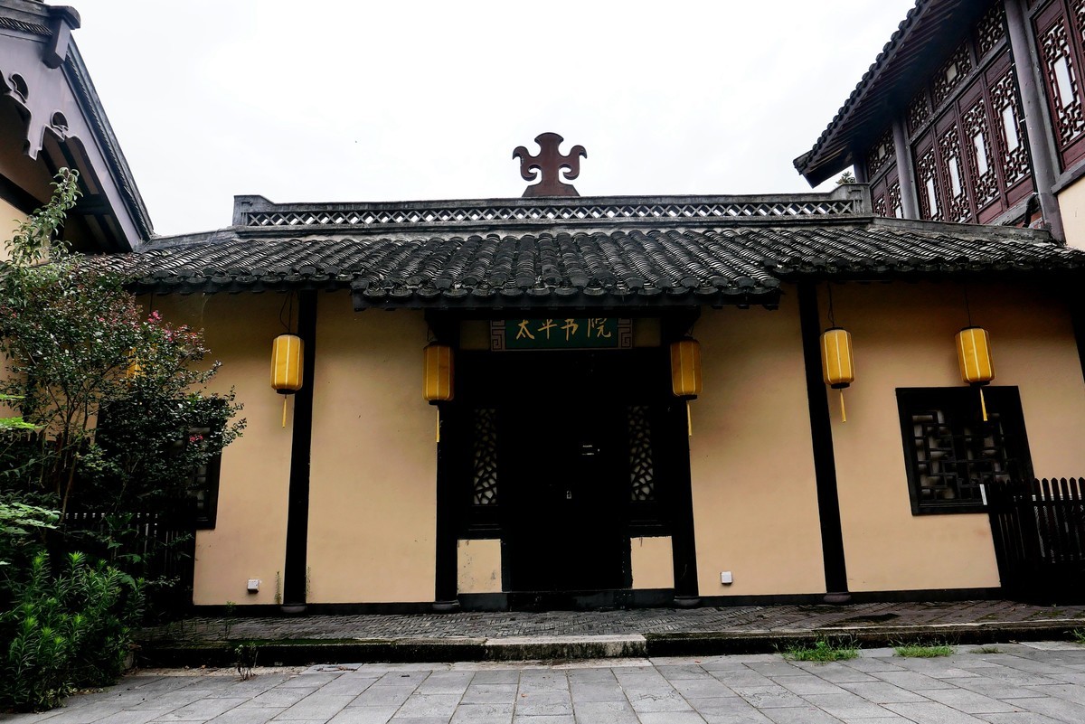 武汉映像----东湖楚城内街！