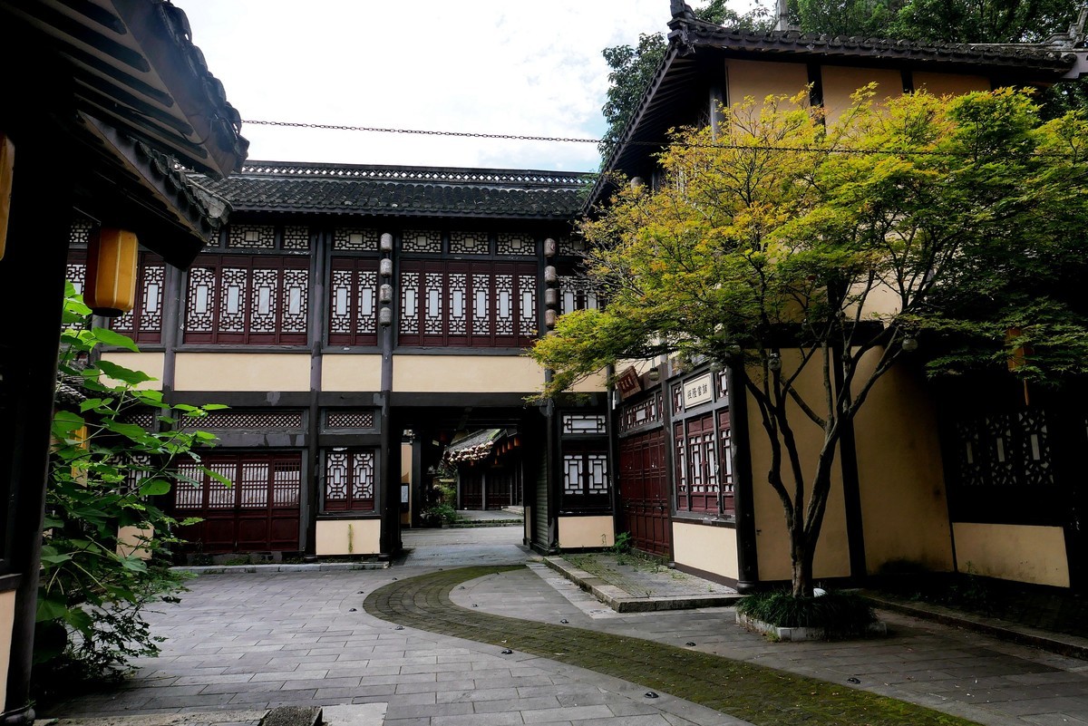 武汉映像----东湖楚城内街！