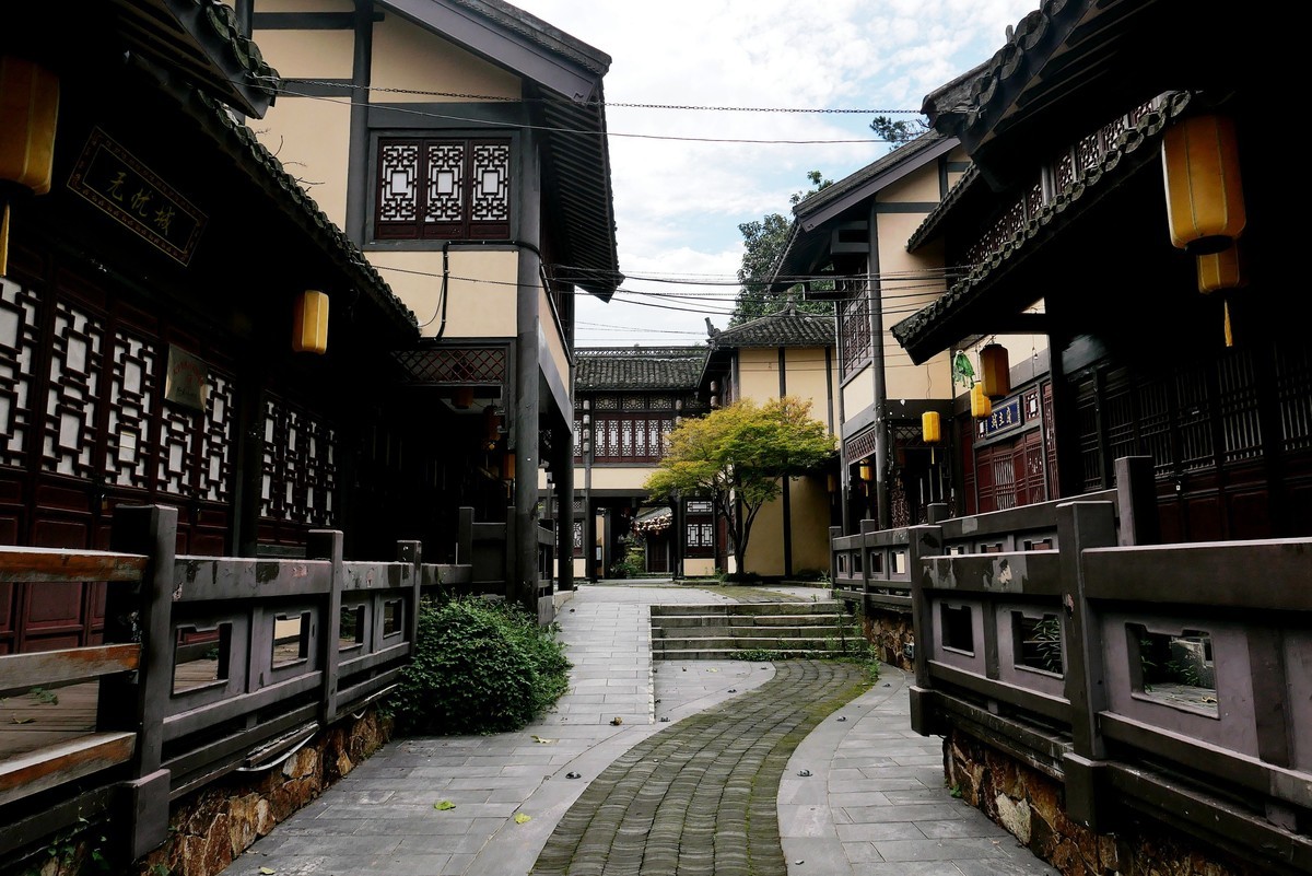 武汉映像----东湖楚城内街！