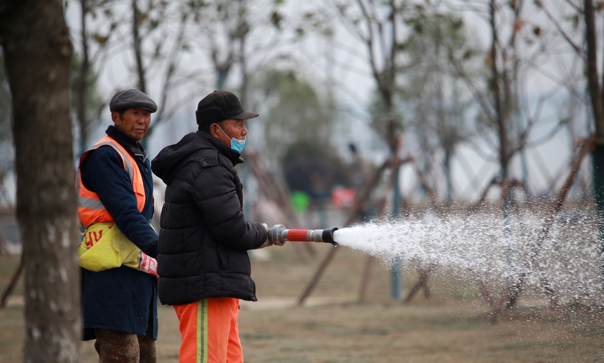 滨河景观带随拍之辛勤的园丁