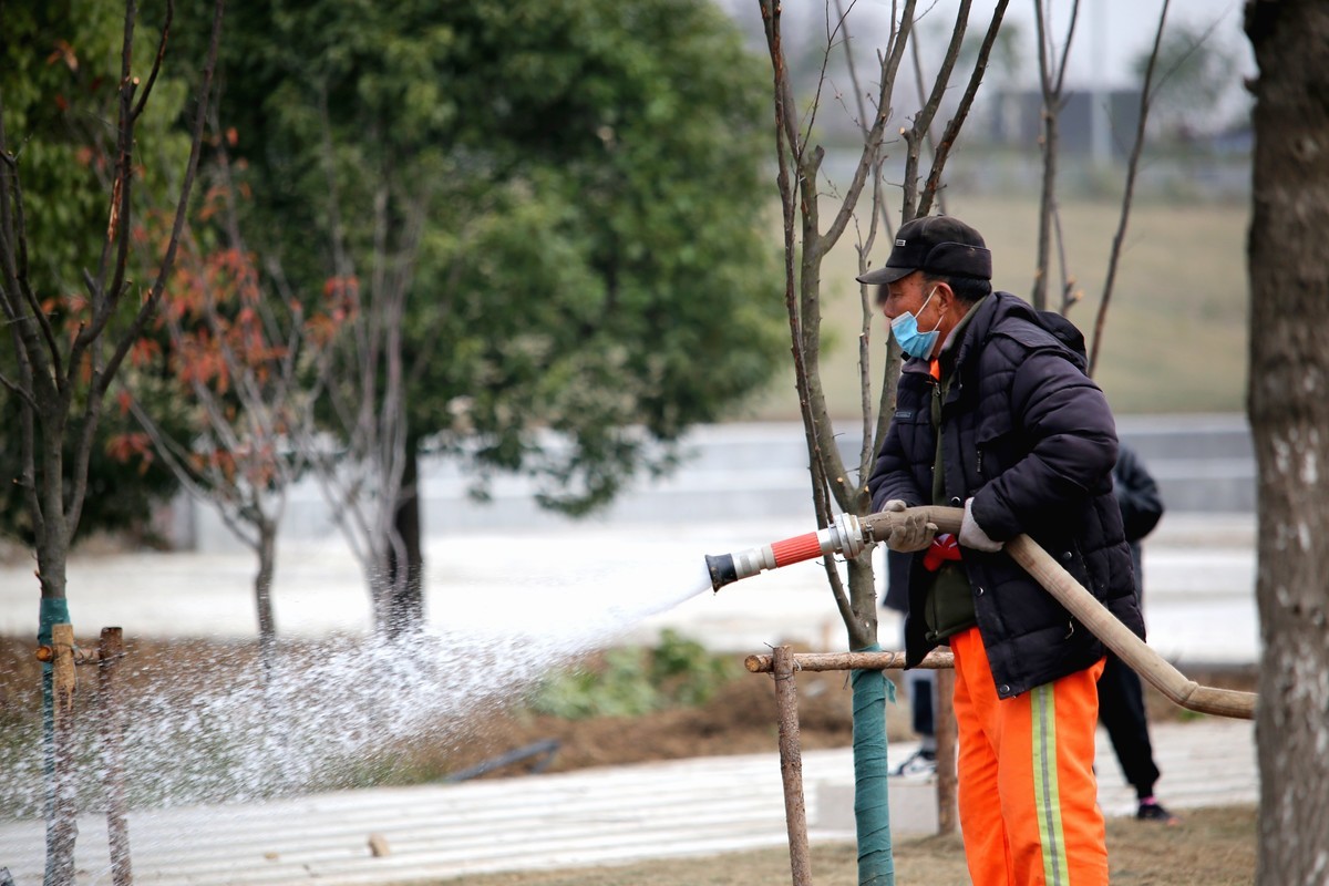 滨河景观带随拍之辛勤的园丁