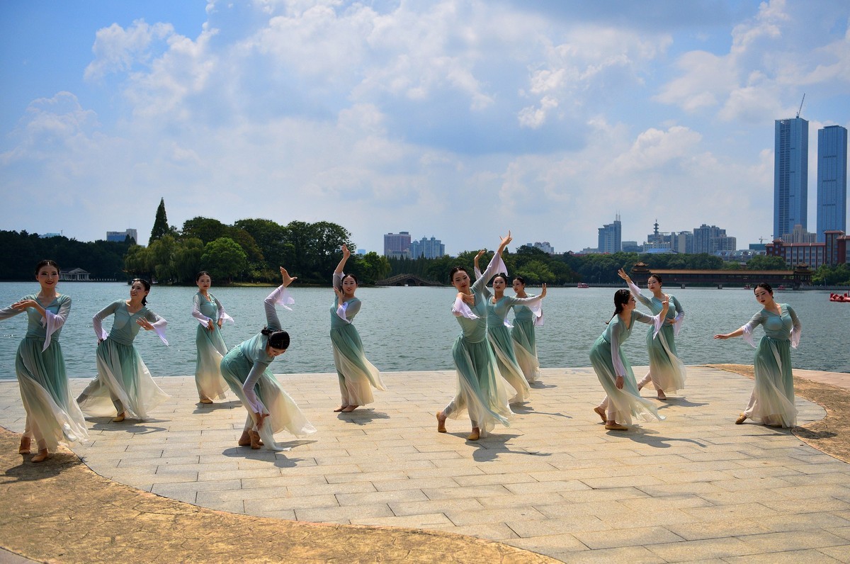 长沙遇拍：少女群舞，舞姿优雅