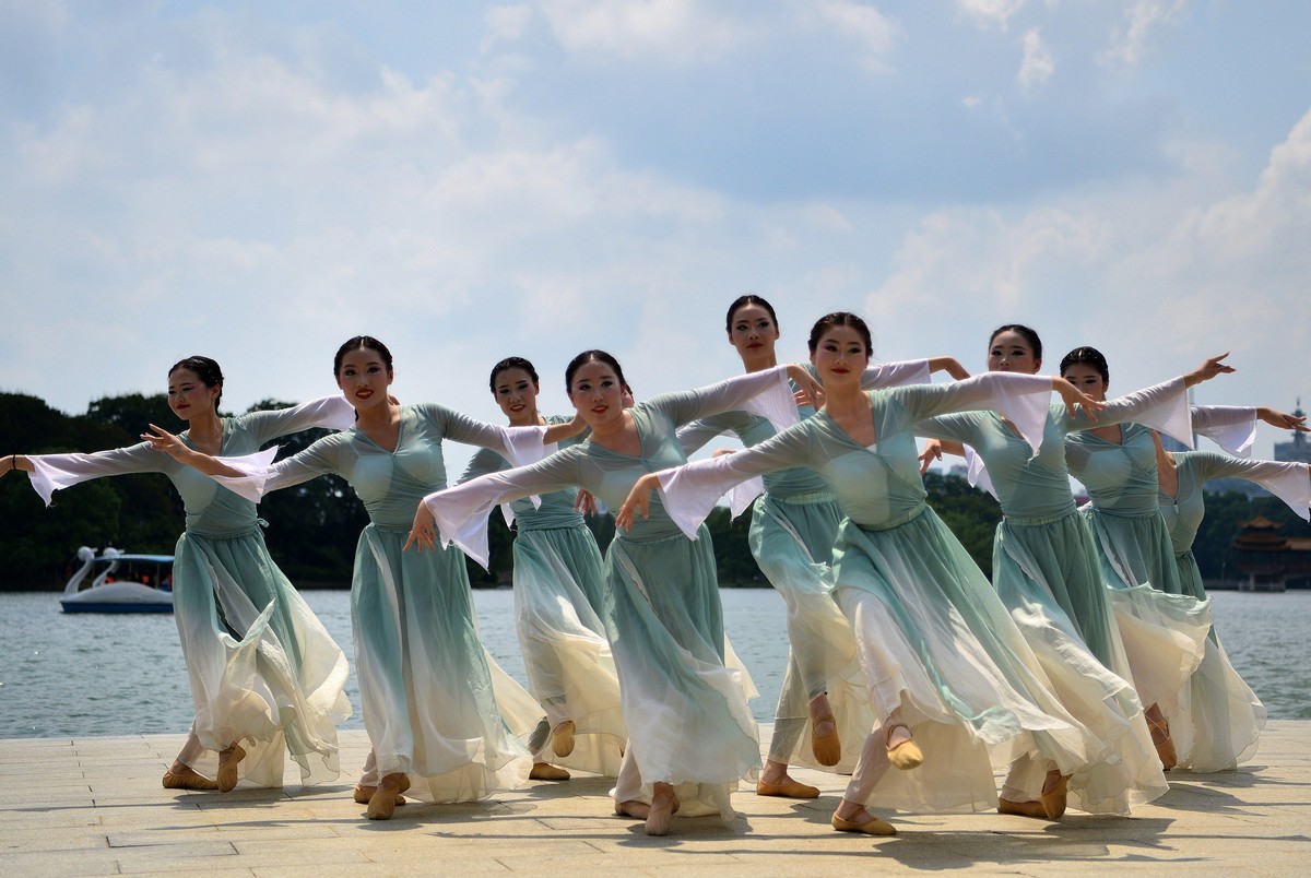 长沙遇拍：少女群舞，舞姿优雅