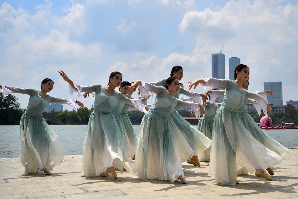 长沙遇拍：少女群舞，舞姿优雅