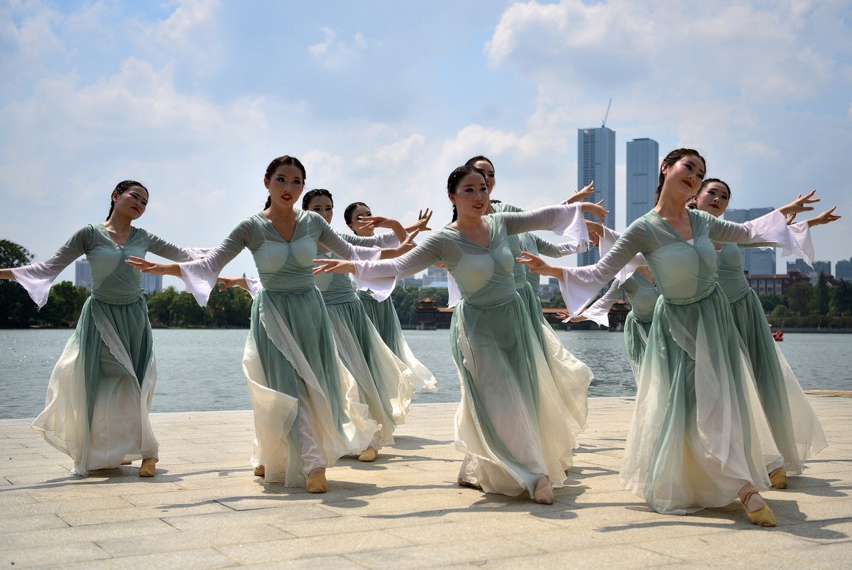 长沙遇拍：少女群舞，舞姿优雅