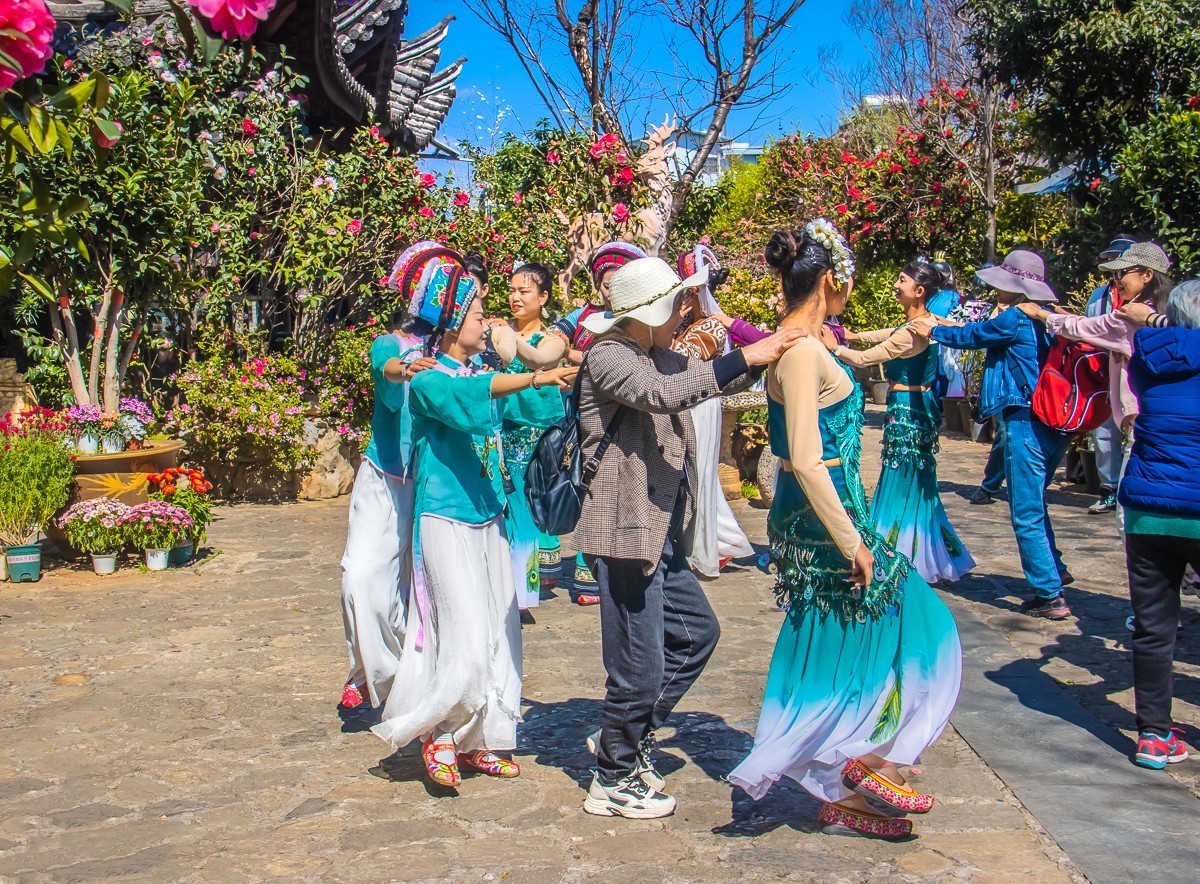 2024-06-26云南大理张家花园演员联欢舞（二）