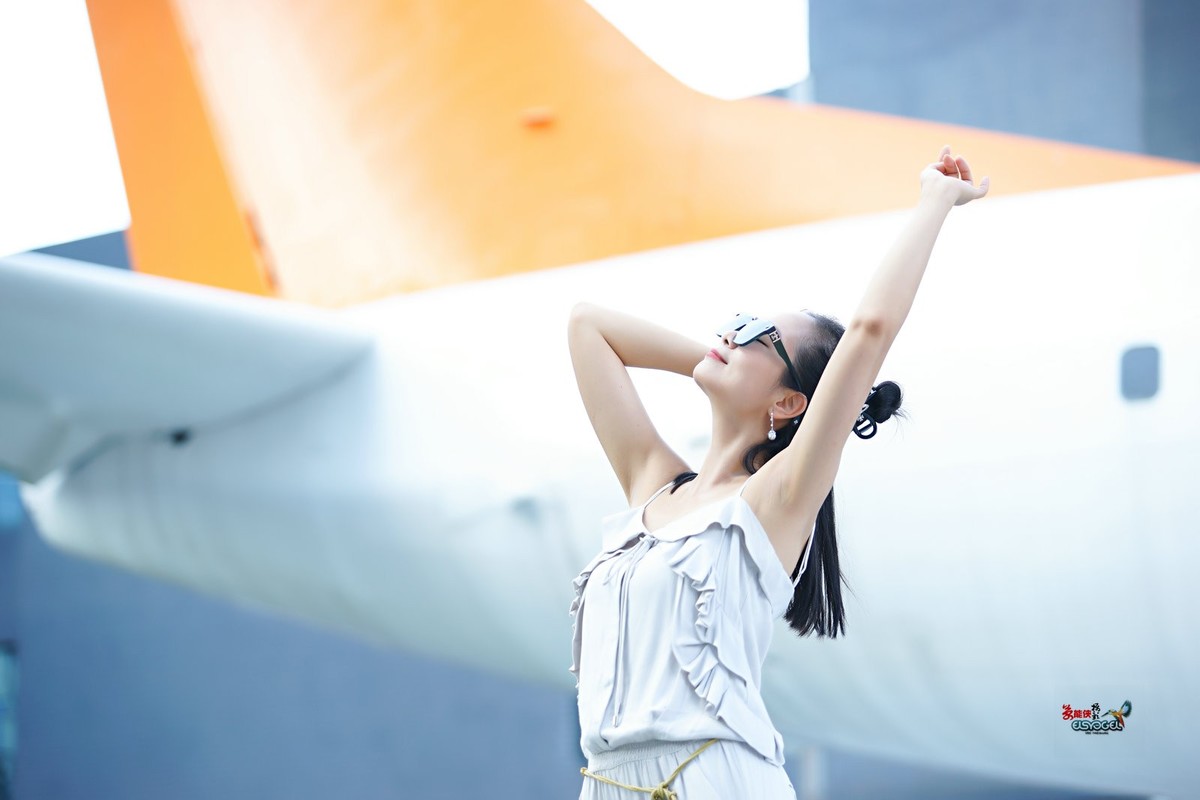 【飞机场酷炫美女】---丰银