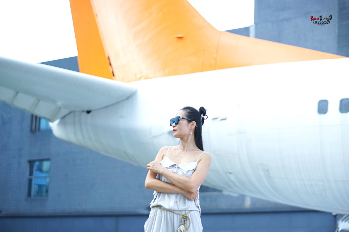 【飞机场酷炫美女】---丰银