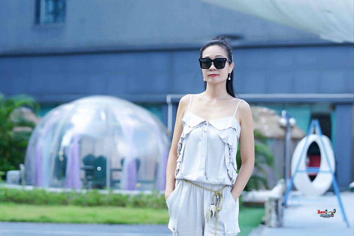 【飞机场酷炫美女】---丰银