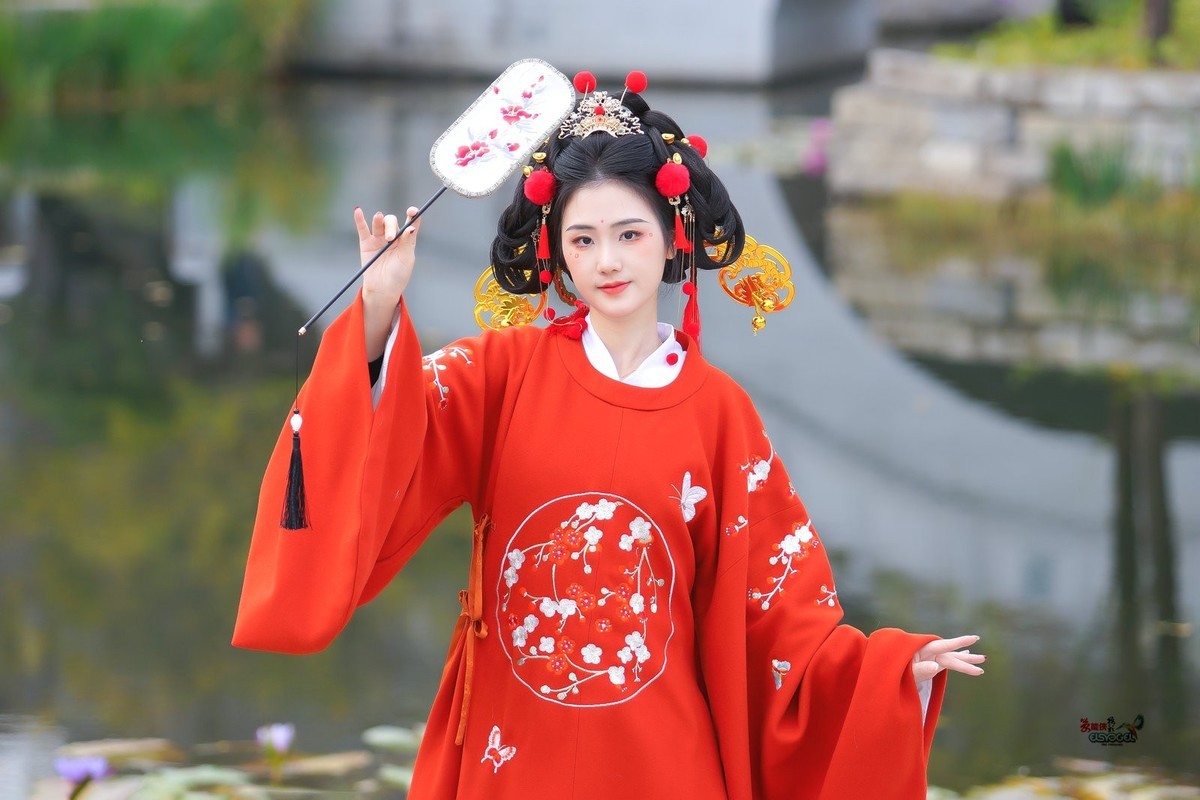 【财神少女】--- 半鹿