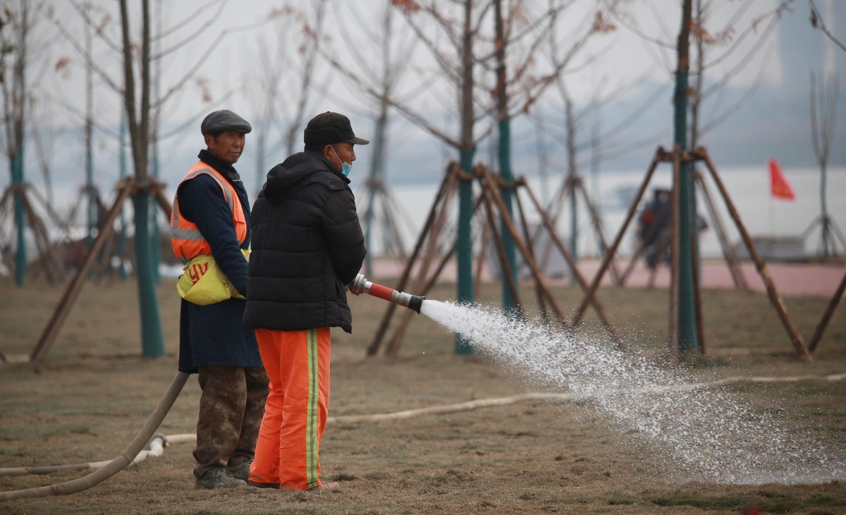 滨河景观带随拍之辛勤的园丁