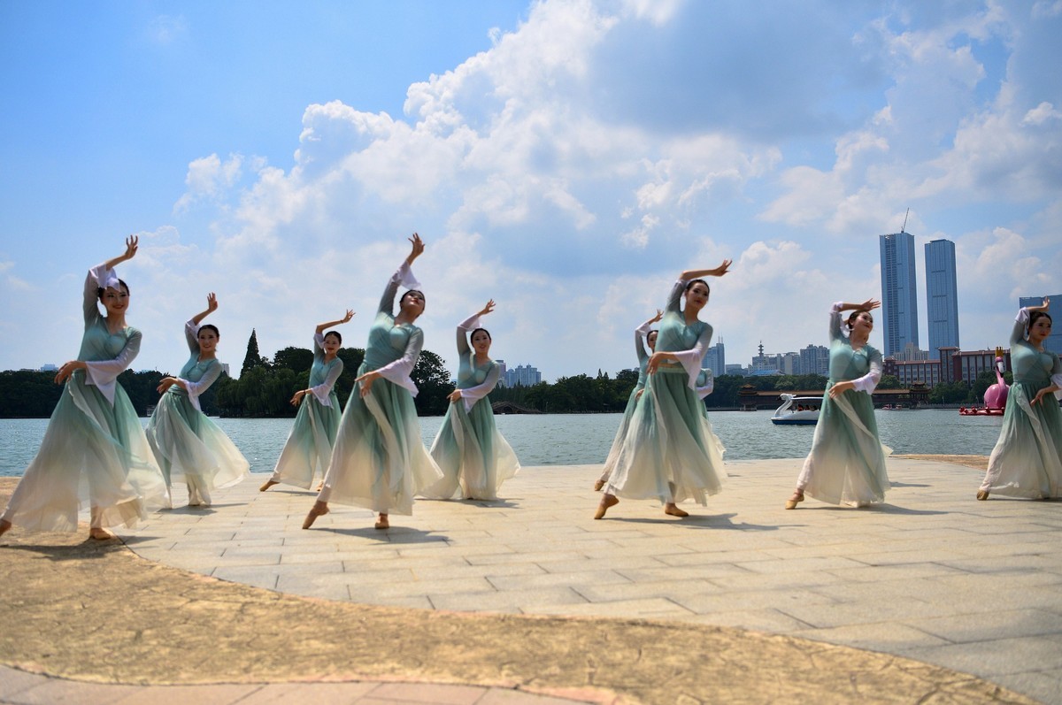 长沙遇拍：少女群舞，舞姿优雅