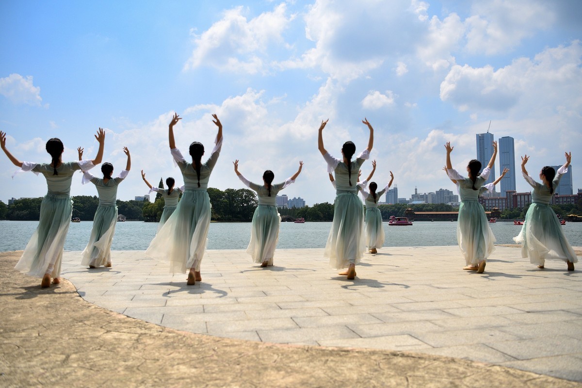 长沙遇拍：少女群舞，舞姿优雅