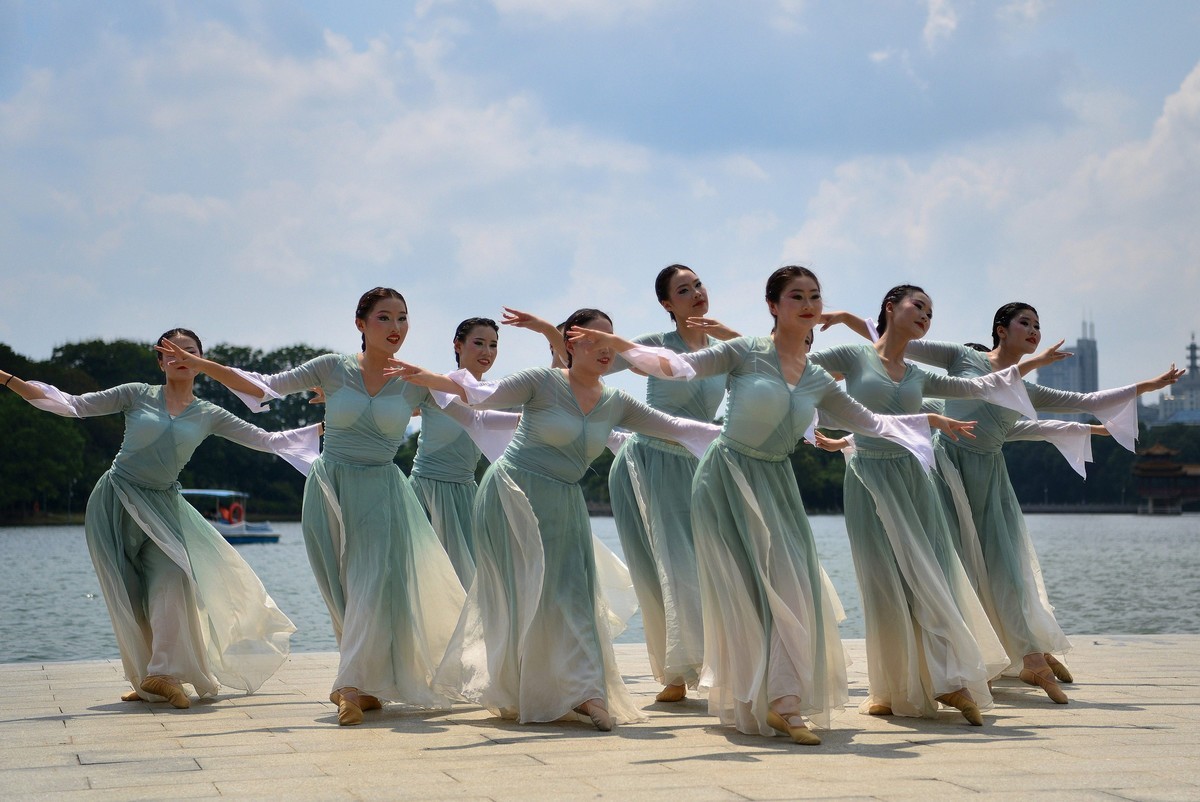 长沙遇拍：少女群舞，舞姿优雅