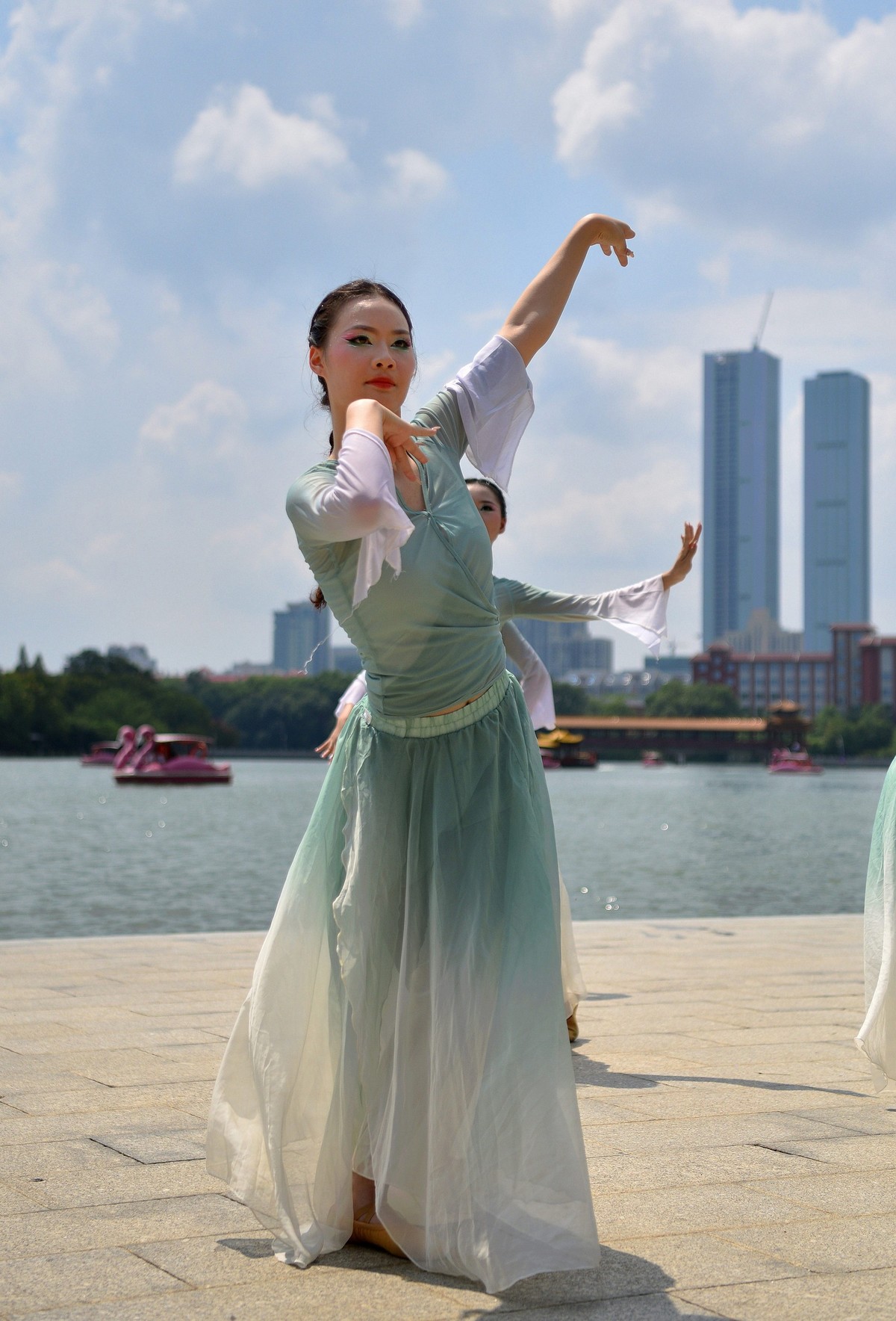 长沙遇拍：少女群舞，舞姿优雅