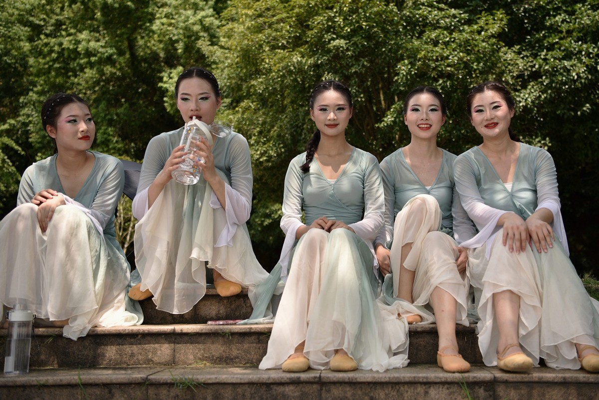 长沙遇拍：少女群舞，舞姿优雅